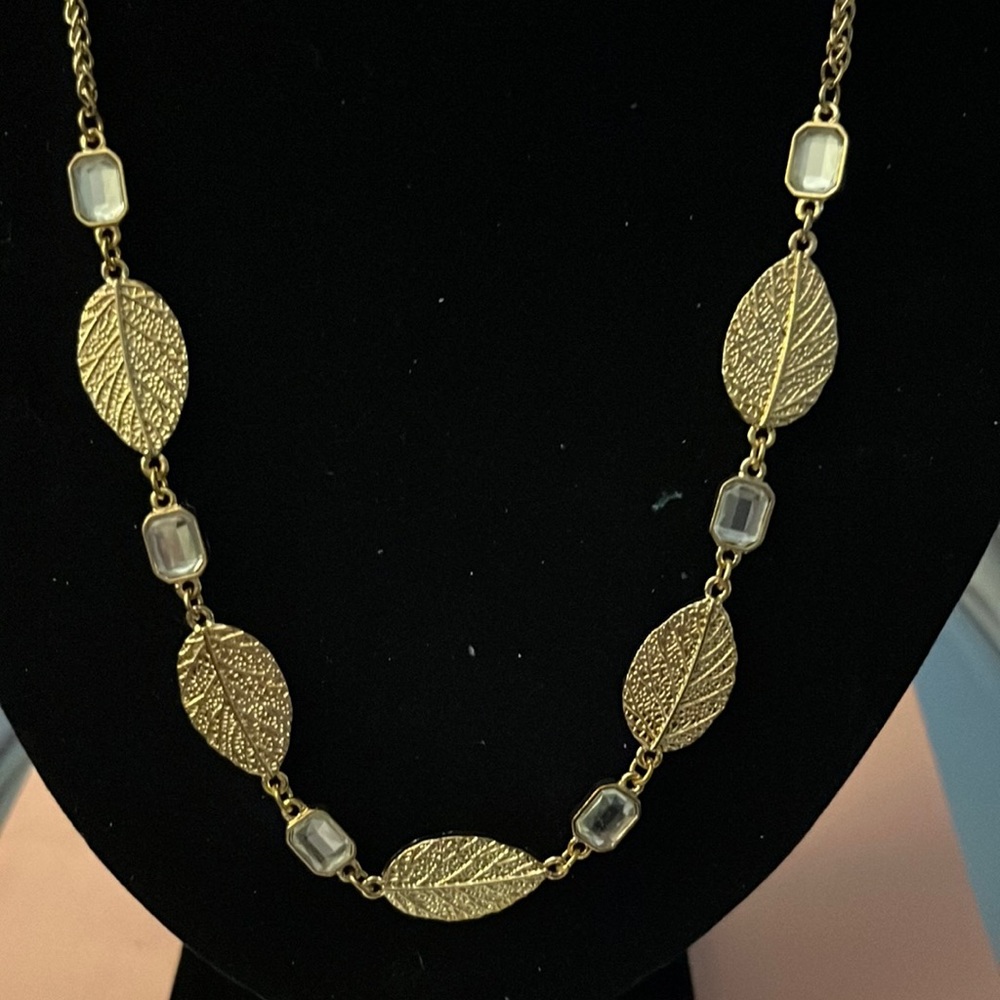 Pretty gold tone leaves necklace